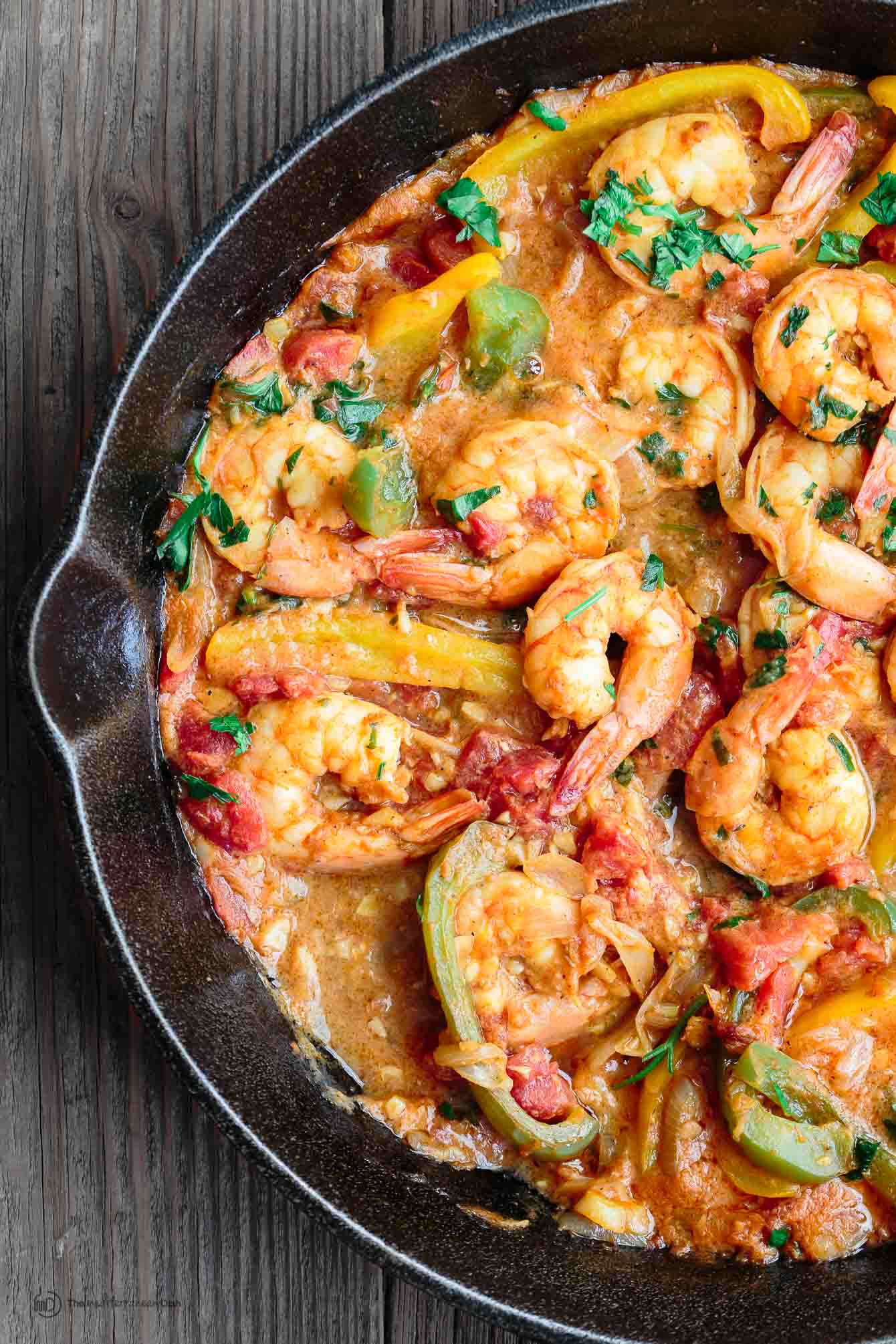 Shrimp with bell peppers and shallots in skillet