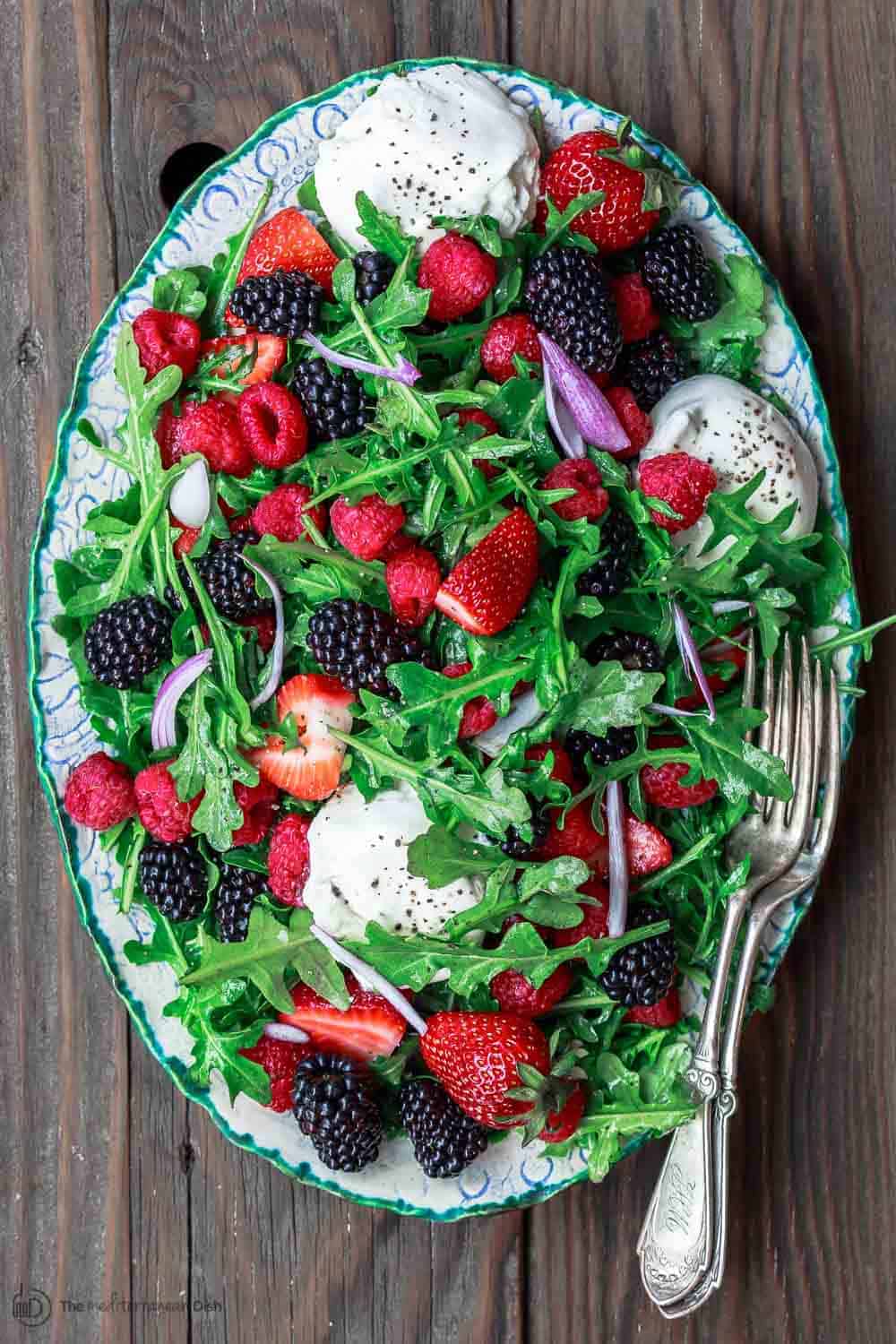 https://www.themediterraneandish.com/wp-content/uploads/2018/05/Burrata-Arugula-Berry-Salad-Recipe-2.jpg