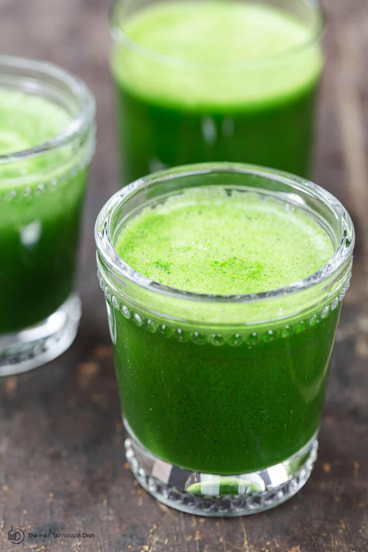 https://www.themediterraneandish.com/wp-content/uploads/2020/02/homemade-green-juice-recipe-4.jpg
