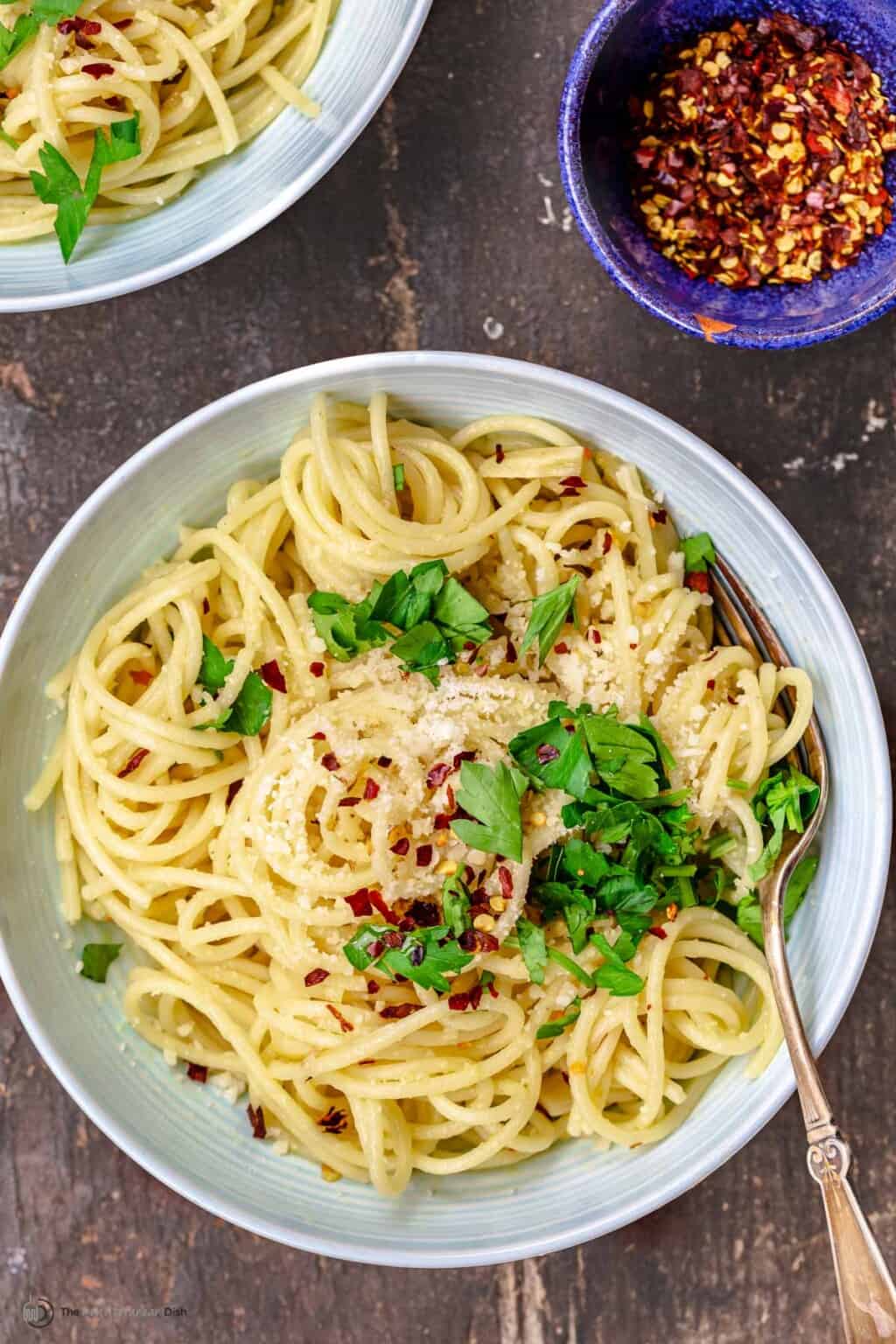 Best Spaghetti Aglio e Olio (5 ingredients) l The Mediterranean Dish