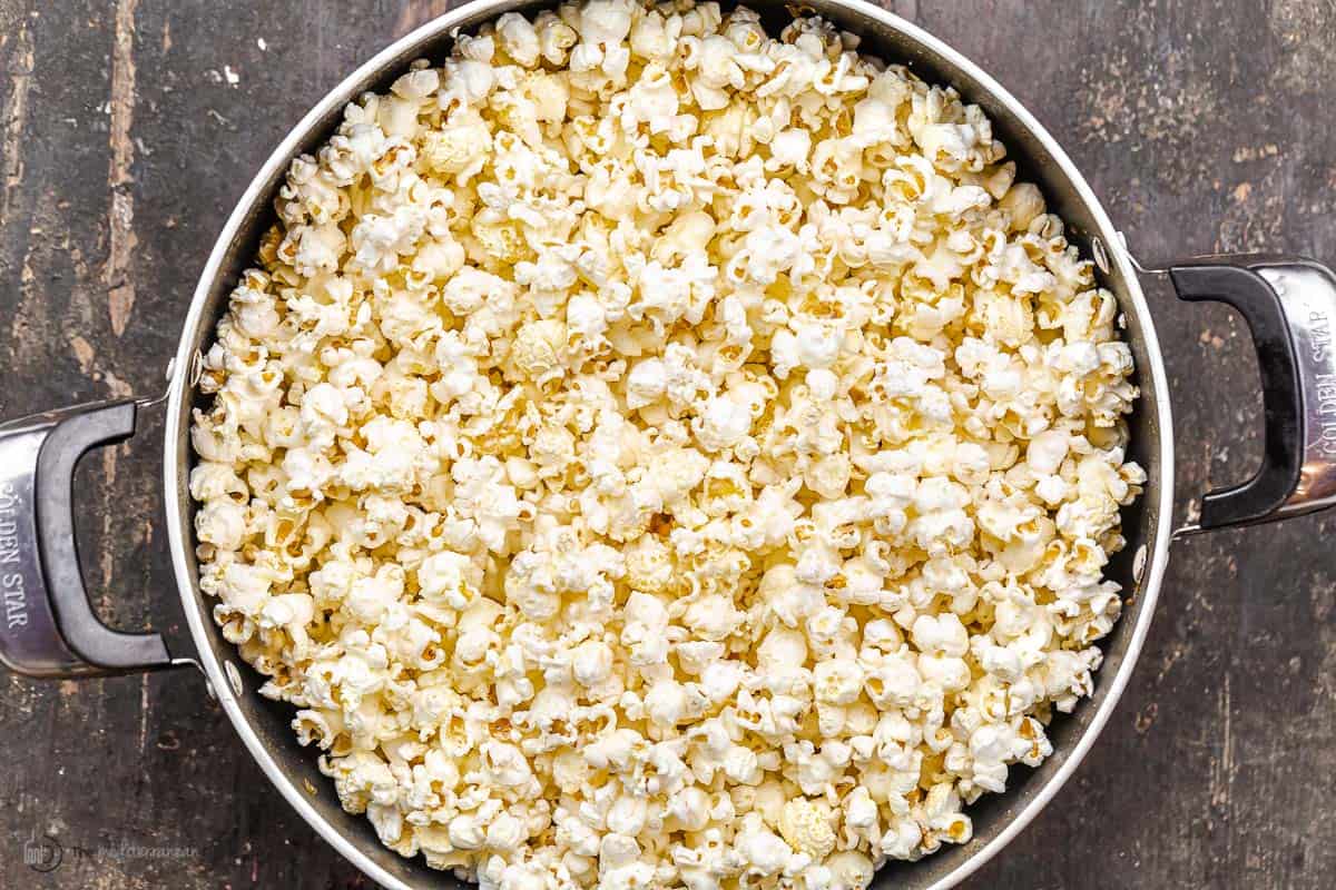 https://www.themediterraneandish.com/wp-content/uploads/2022/01/homemade-popcorn-with-zaatar-recipe-3.jpg