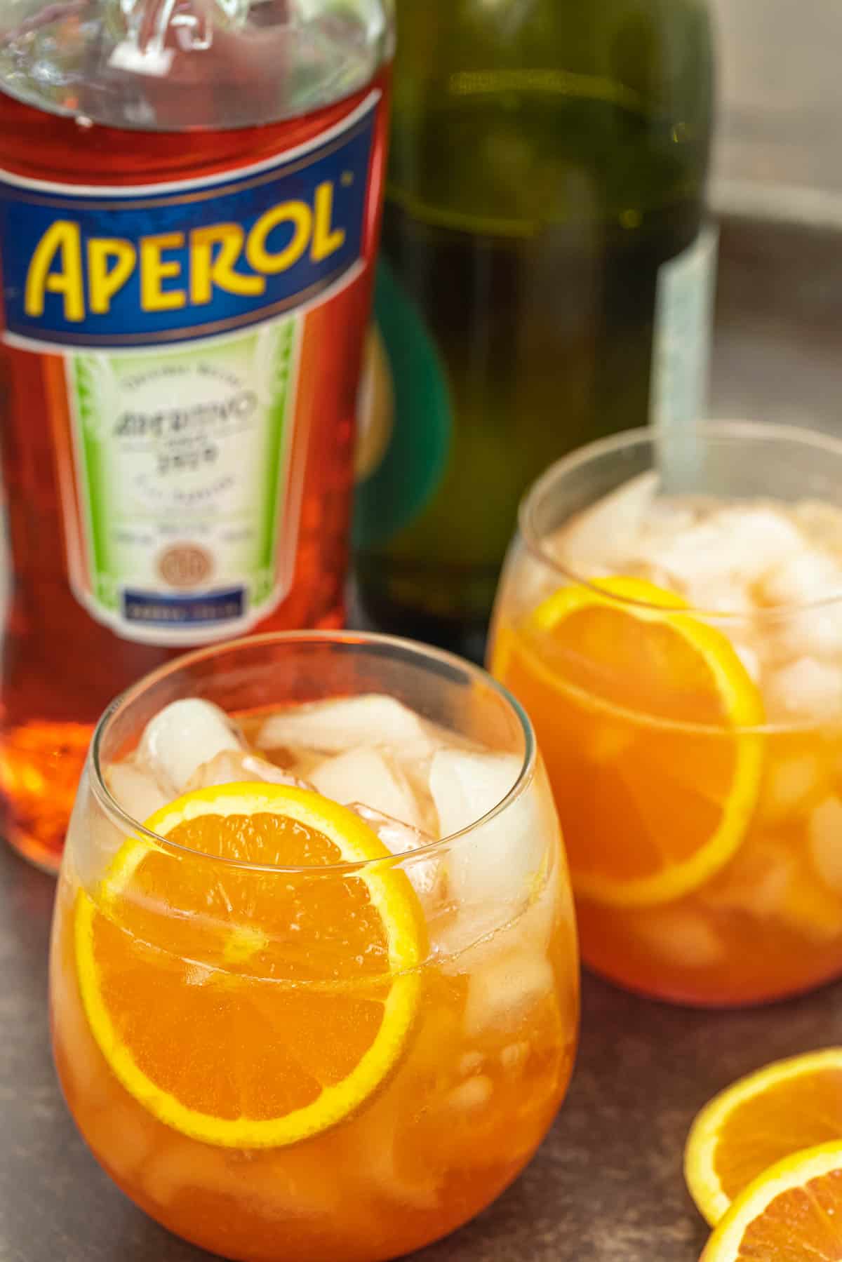 Easy Italian Aperol Spritz Recipe (4 Ingredients!)
