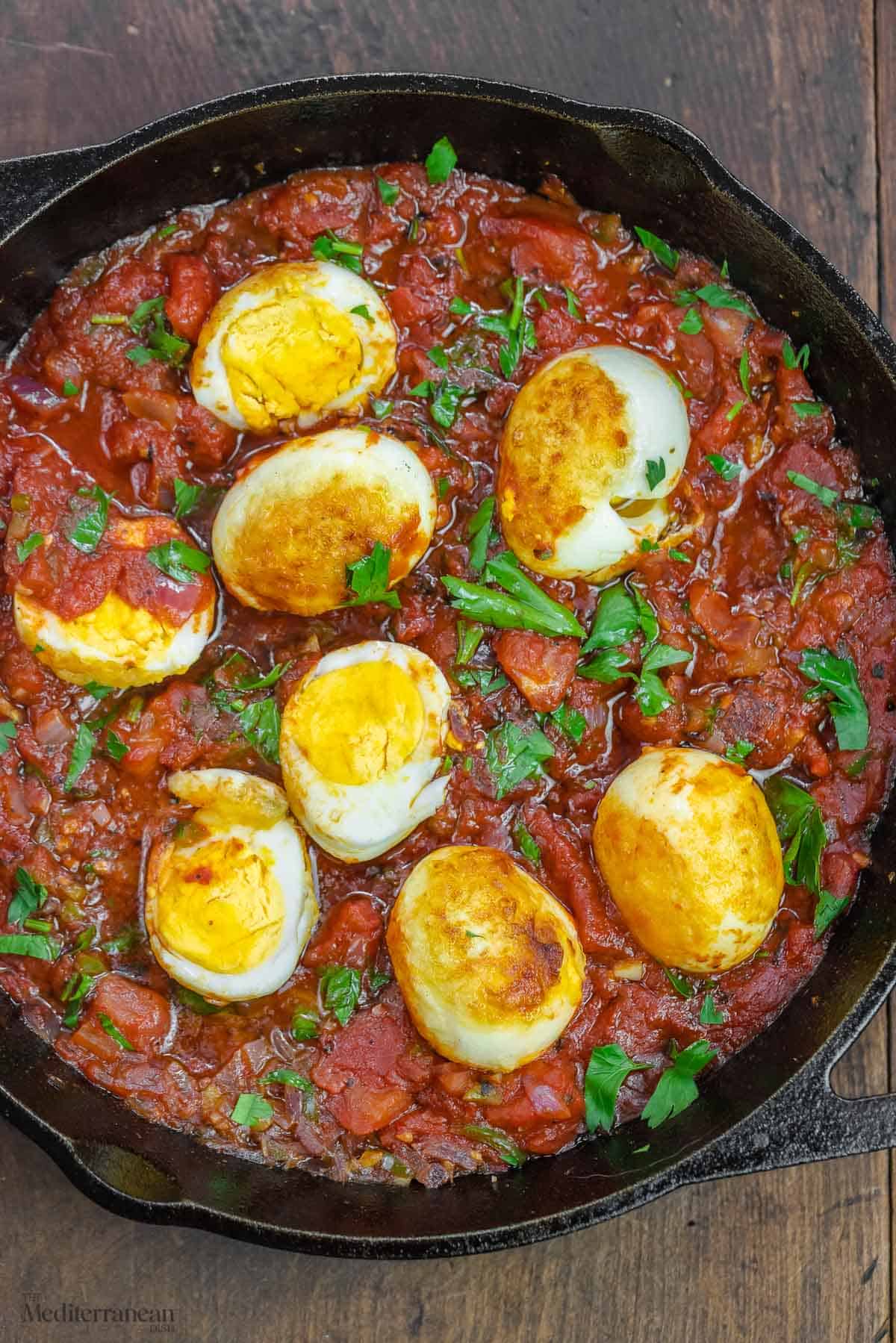 https://www.themediterraneandish.com/wp-content/uploads/2022/07/eggs-fra-diavolo-in-purgatory-recipe-2.jpg