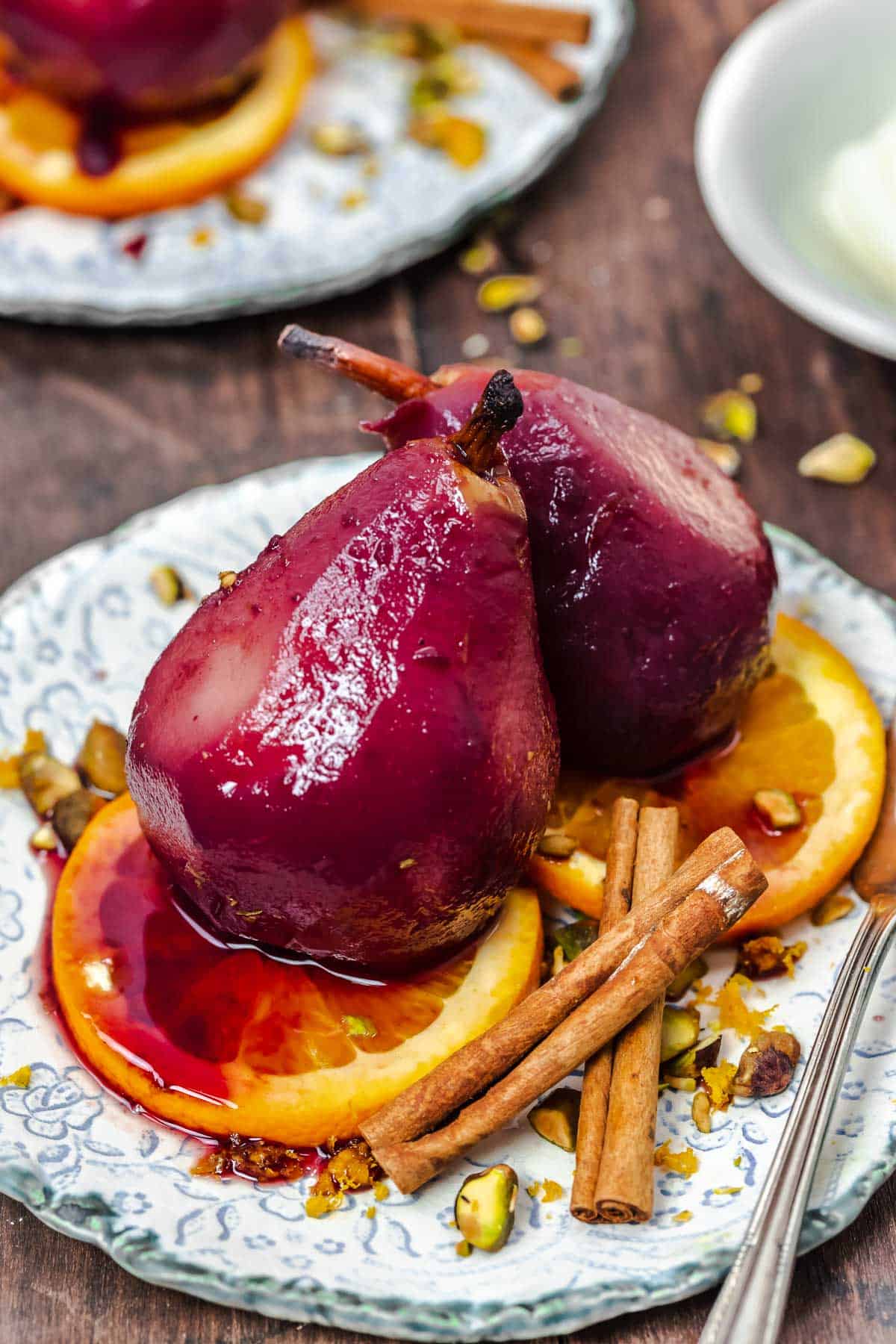 https://www.themediterraneandish.com/wp-content/uploads/2022/10/poached-pears-recipe-4.jpg
