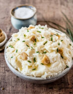 roasted garlic mashed potatoes web story poster image.