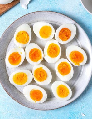 how to boil eggs web story poster image.