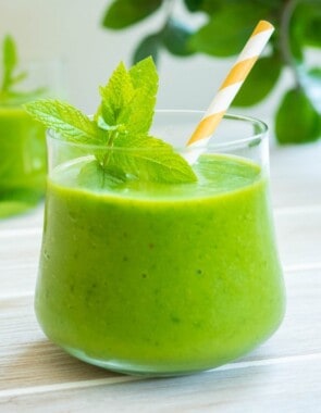 green smoothie recipe web story poster image.