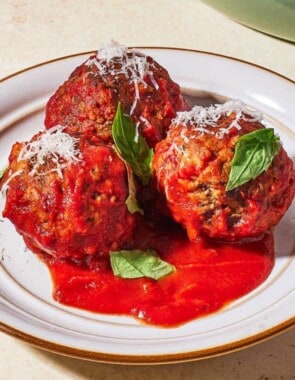 polpette italian meatballs in tomato sauce web story poster image.