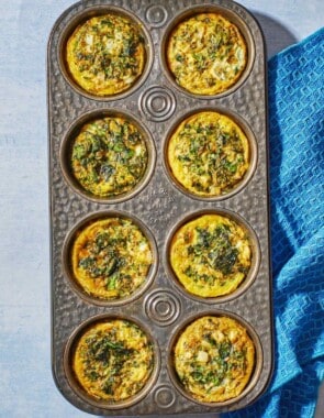 spanakopita egg muffins web story poster image.