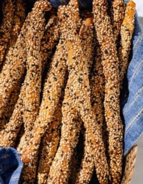 kritsinia crispy sesame breadsticks web story poster image.