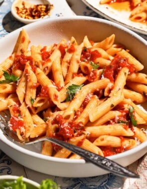 Penne arrabbiata web story poster image.