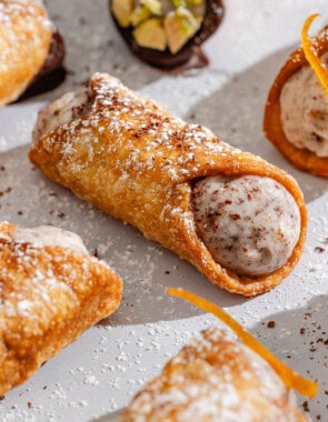 A close up of several filled cannolis.