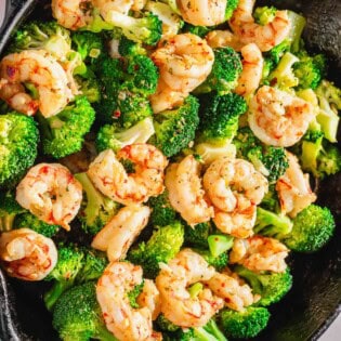 An overhead photo of the cooked shrimp and broccoli skillet.